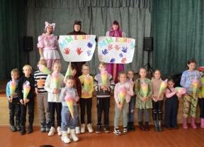 Сегодня в Спасско-Лутовиновском Доме культуры для детей мобилизованных жителей Мценского района прошло театрализованное представление.